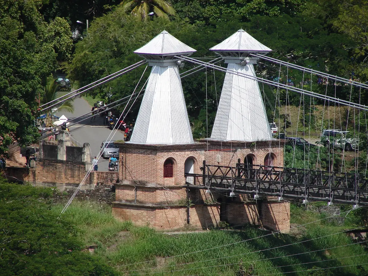Base de piedra y anclajes del Puente de Occidente