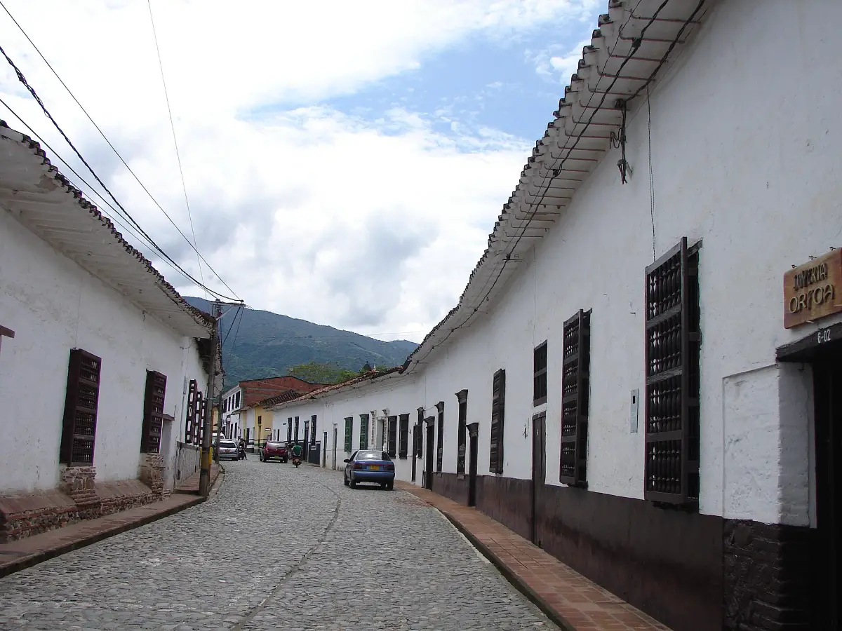 Calle colonial empedrada en Santa Fe de Antioquia