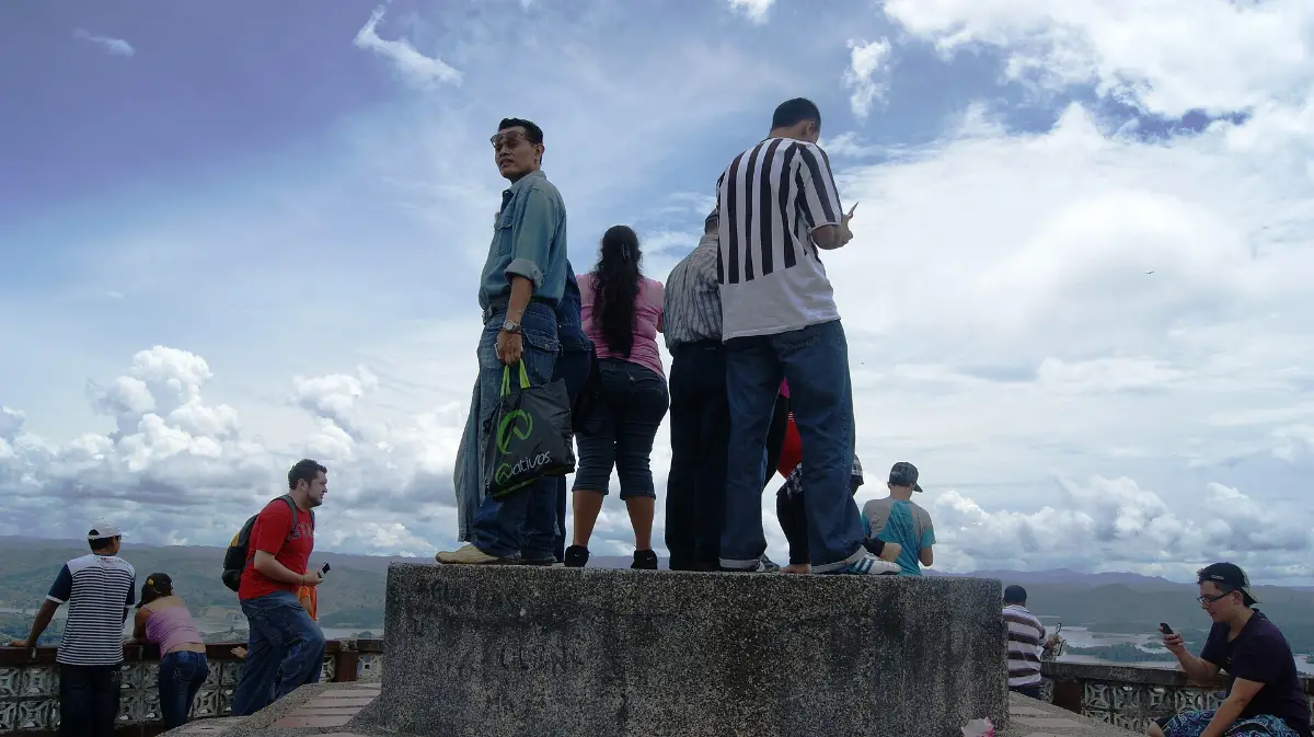Visitantes en el mirador de la cima de la Piedra del Peñol