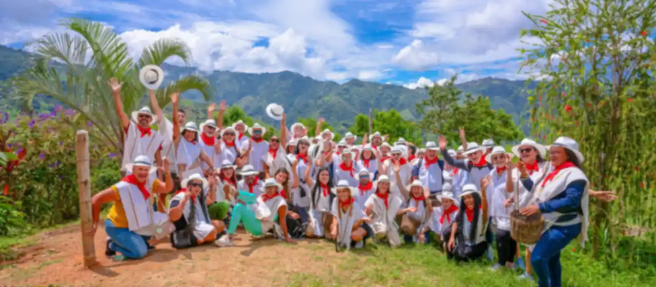 Viajeros en una finca cafetera cerca de Medellín