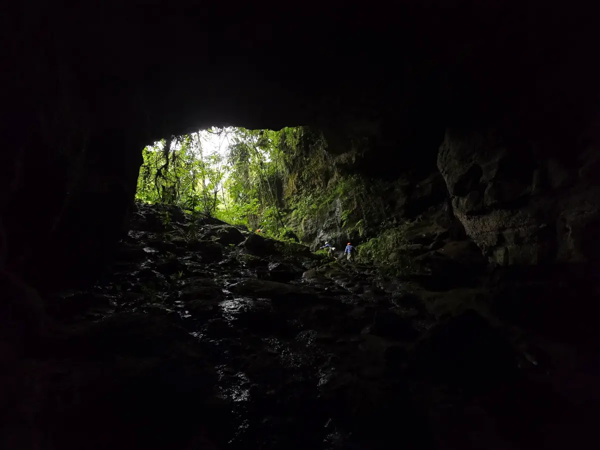 Interior de una cueva con formaciones de roca