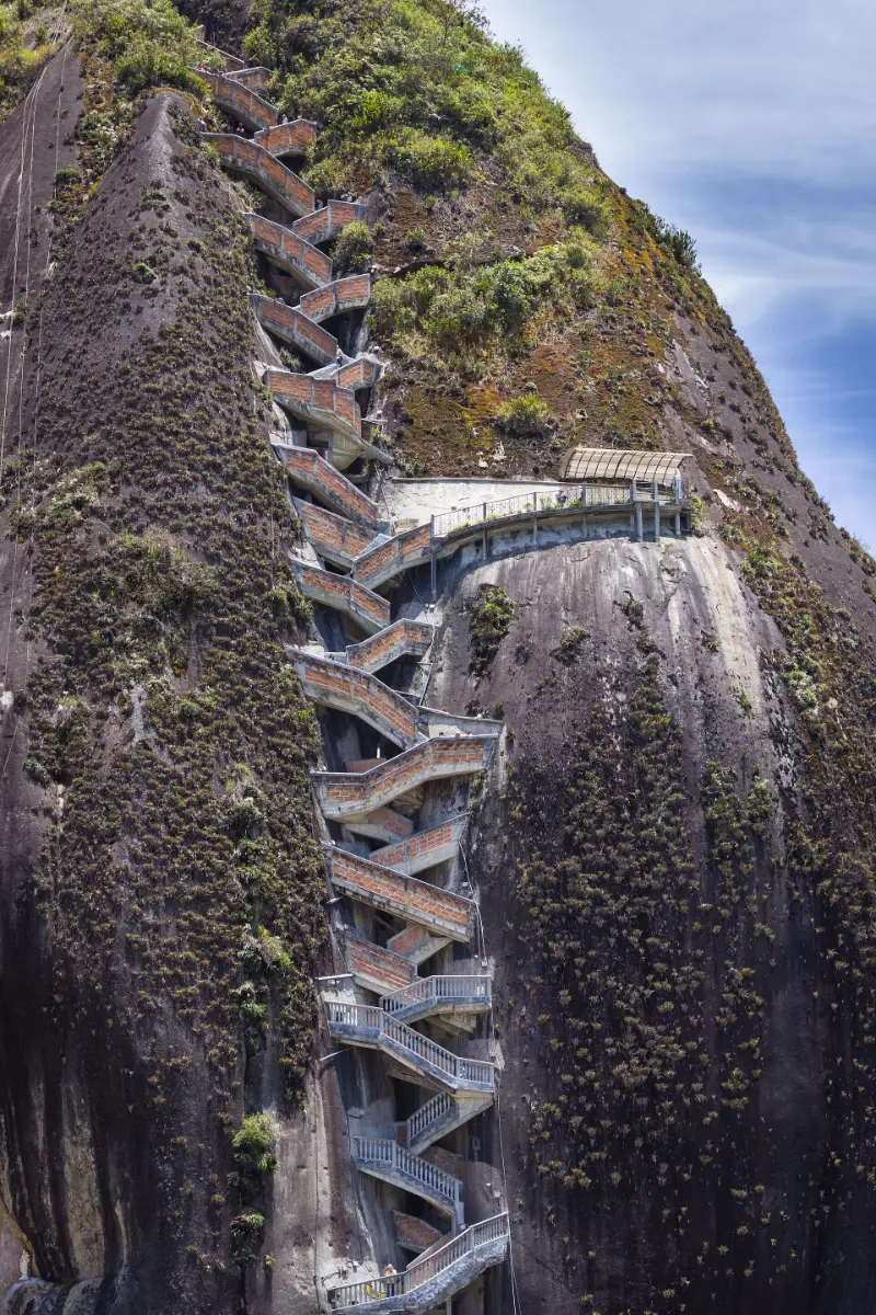 Escalera en zigzag adosada a la grieta de la Piedra del Peñol