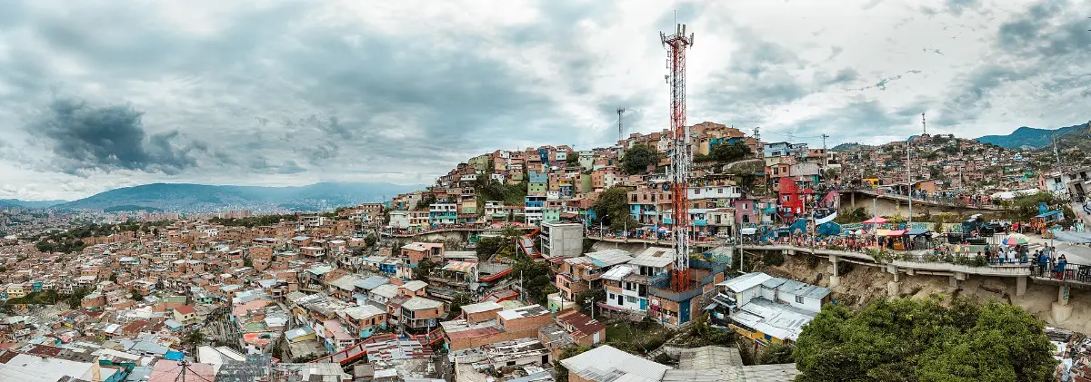 Vista de las escaleras eléctricas y las casas de la Comuna 13