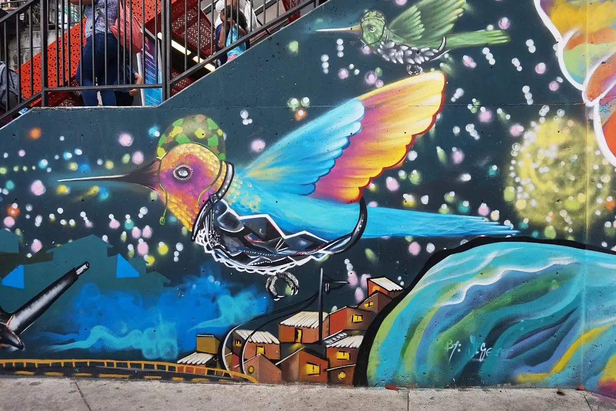 Grafiti de un ave en la Comuna 13