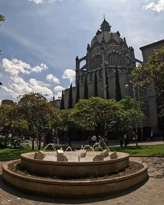 Palacio de la Cultura junto a la Plaza Botero, City Tour + Graffitour en Medellín