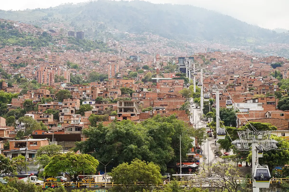 Metrocable sobre los barrios de ladera de Medellín