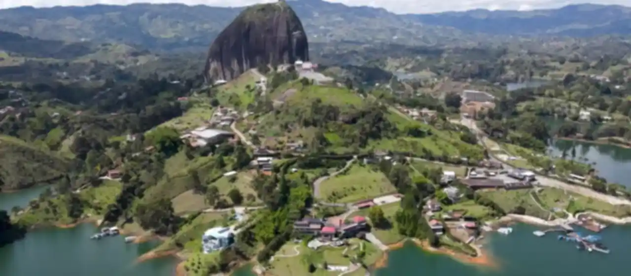 Piedra del Peñol y embalse de Guatapé
