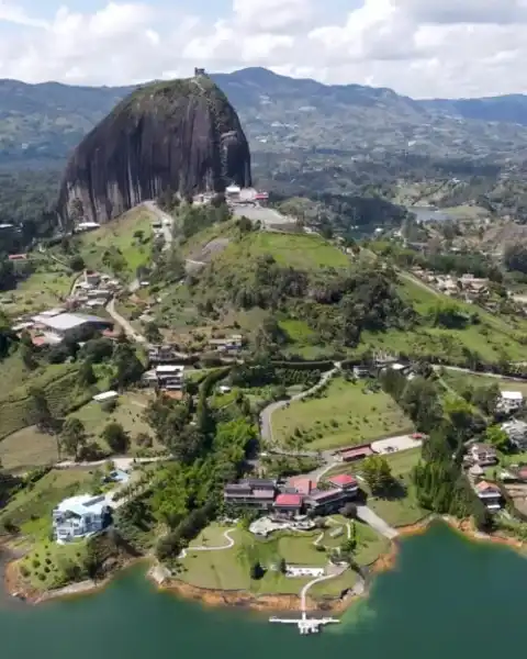 Piedra del Peñol y el embalse de Guatapé