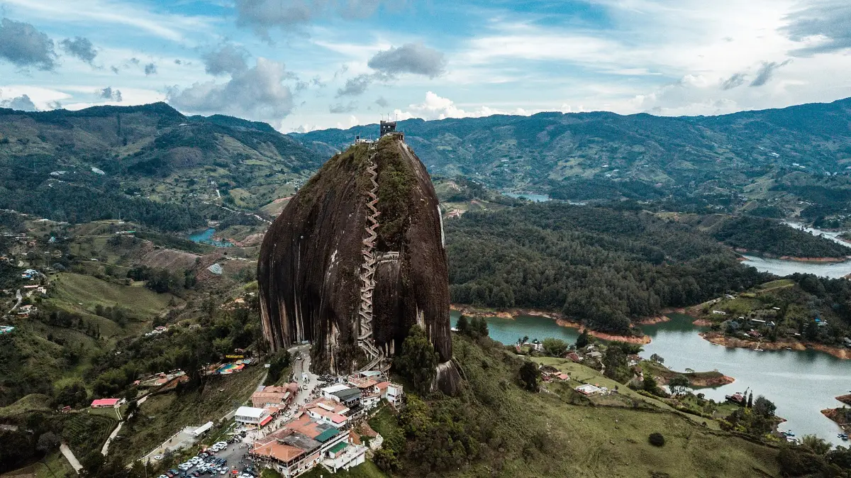 La Piedra del Peñol rodeada por las islas del embalse de Guatapé