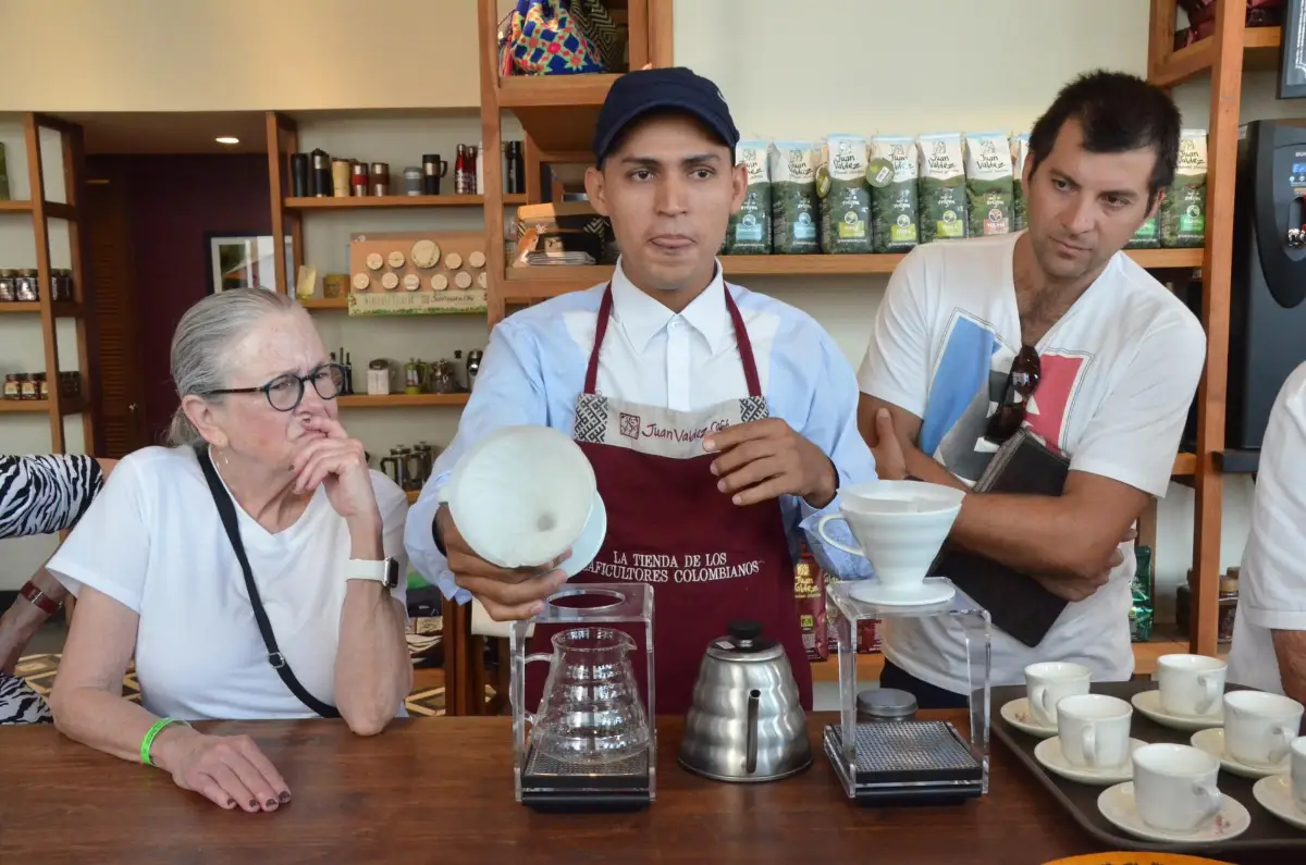 Preparación de café filtrado en Colombia