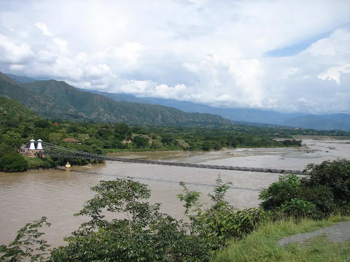 Vista a lo largo del Puente de Occidente