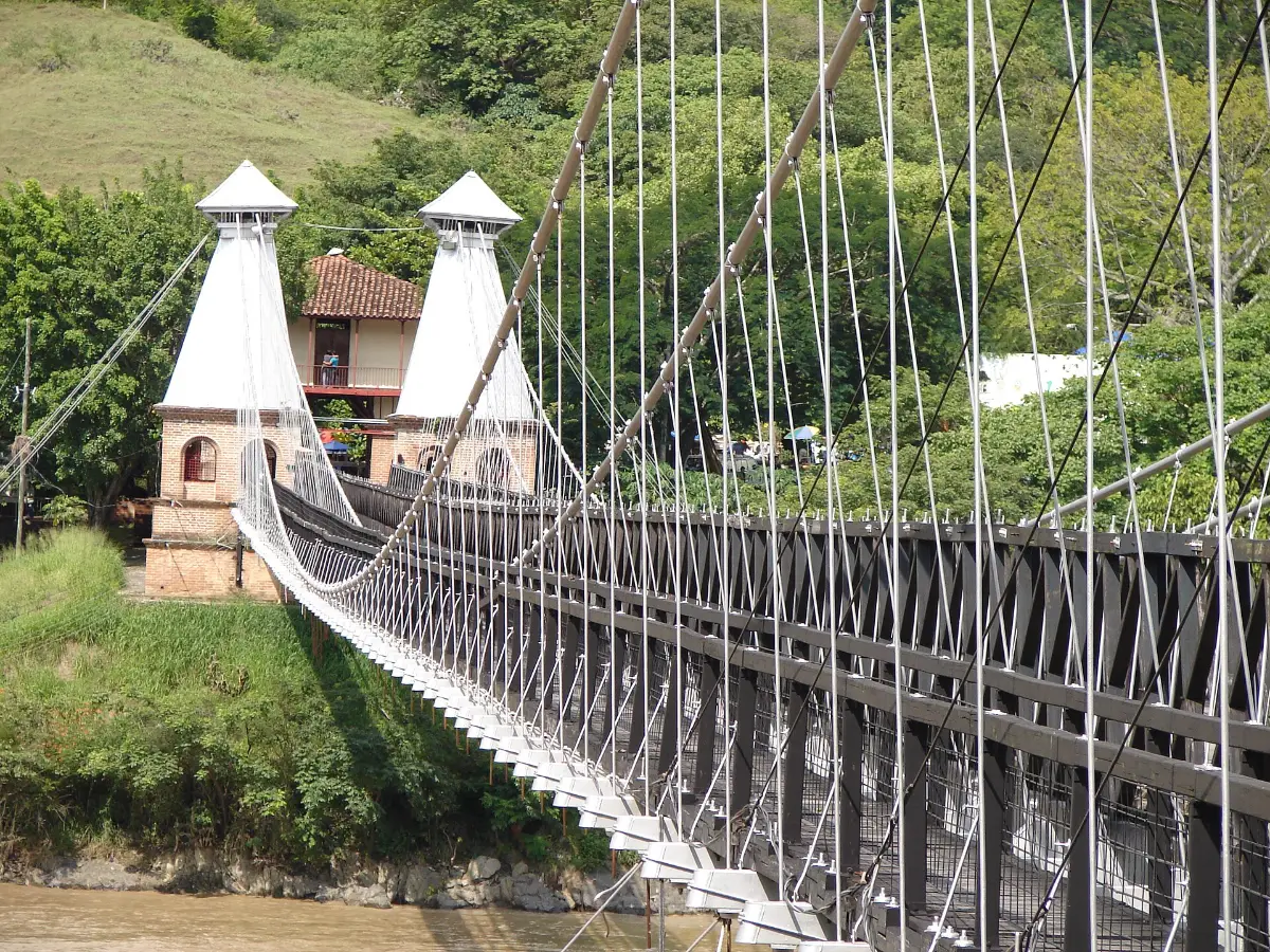 Puente de Occidente sobre el río Cauca con montañas al fondo