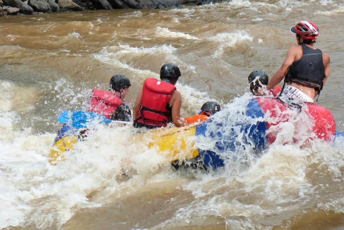 Grupo haciendo rafting en un río de Colombia