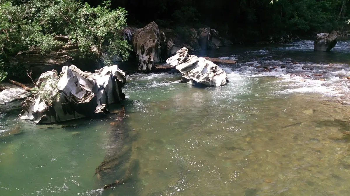 Rocas de mármol pulidas por el agua en Río Claro