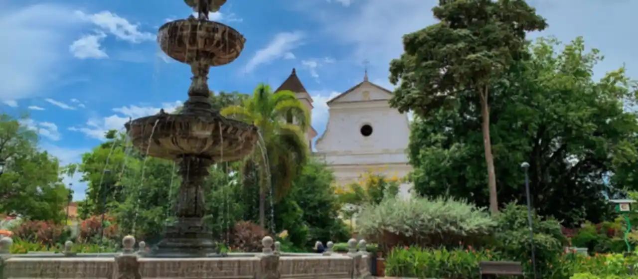 Plaza principal y catedral de Santa Fe de Antioquia