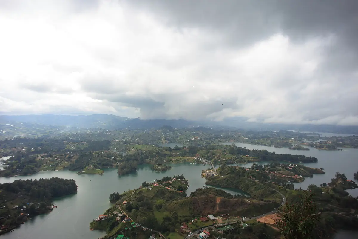 Vista del embalse de Guatapé desde lo alto de la Piedra del Peñol