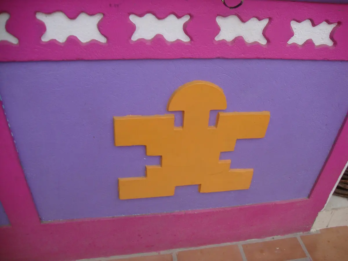 Zócalo pintado en relieve en una fachada de Guatapé